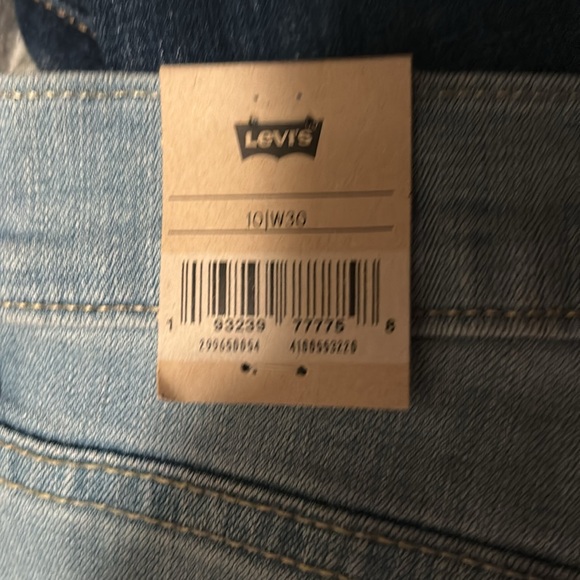 NWT Levi’s red tag lighter wash mid length Jean shorts size 30 - Picture 4 of 4